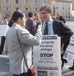 2002 04 23 * Roma, Vaticano * Manifestazione contro la pedofilia clericale
